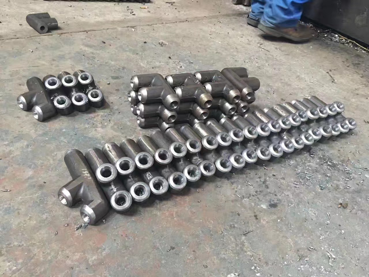 Φ63.5×8 （SA-210C)管壁厚度均勻，材質(zhì)符合要求，管壁厚度不超8.1mm，兩管中心距89mm，，鰭片厚度6mm，管長(zhǎng)度6M,每排6根管束，管口鰭片據(jù)管口留50mm的距離便于焊接