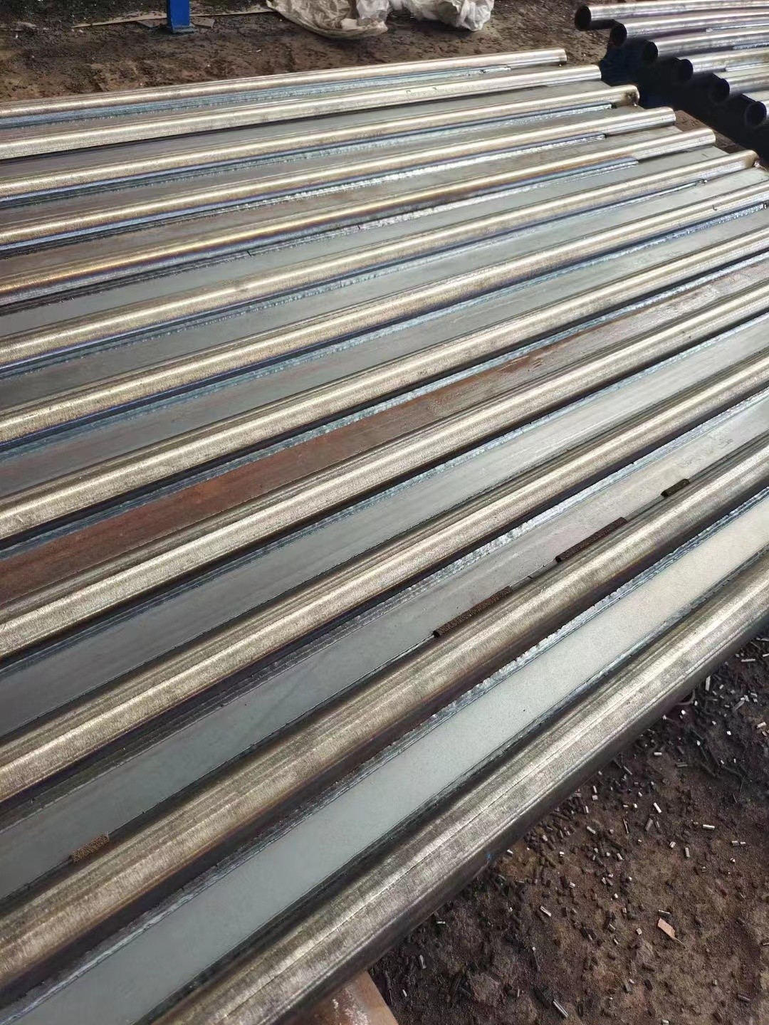 Φ38.1×7.5 SA-213T2 每件9根水冷壁管一排，長(zhǎng)12米，管節(jié)距50.8mm,鰭片連接，鰭片為膜式扁鋼厚δ6.4㎜，材料為15CrMo，采用雙面坡口焊接型式