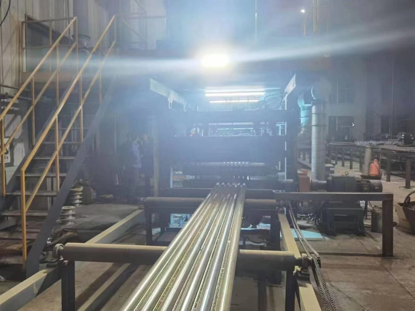 水冷壁管屏|Φ38.1×7.5 SA-213T2 每件9根水冷壁管一排，長12米，管節(jié)距50.8mm,鰭片連接，鰭片為膜式扁鋼厚δ6.4㎜，材料為15CrMo，采用雙面坡口焊接型式